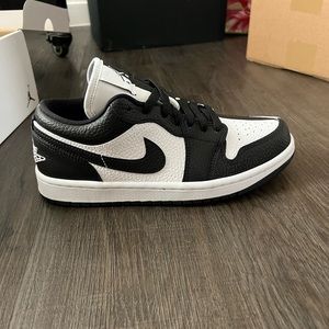 Selling Womens Air Jordan 1 Low SE ‘Homage’ Size: 7
